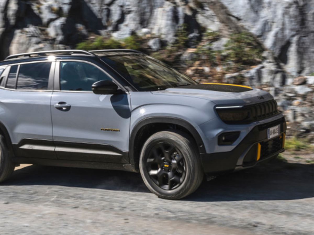 Jeep Avenger 4xe 2025: il SUV compatto ibrido 4×4 per la città e l'avventura